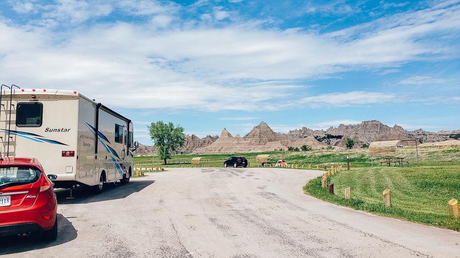 badlands hiking south dakota where to stay