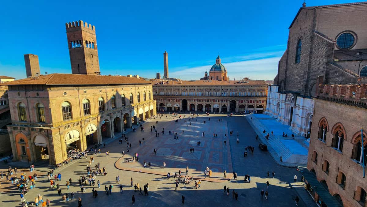 piazza maggiore- one day in bologna