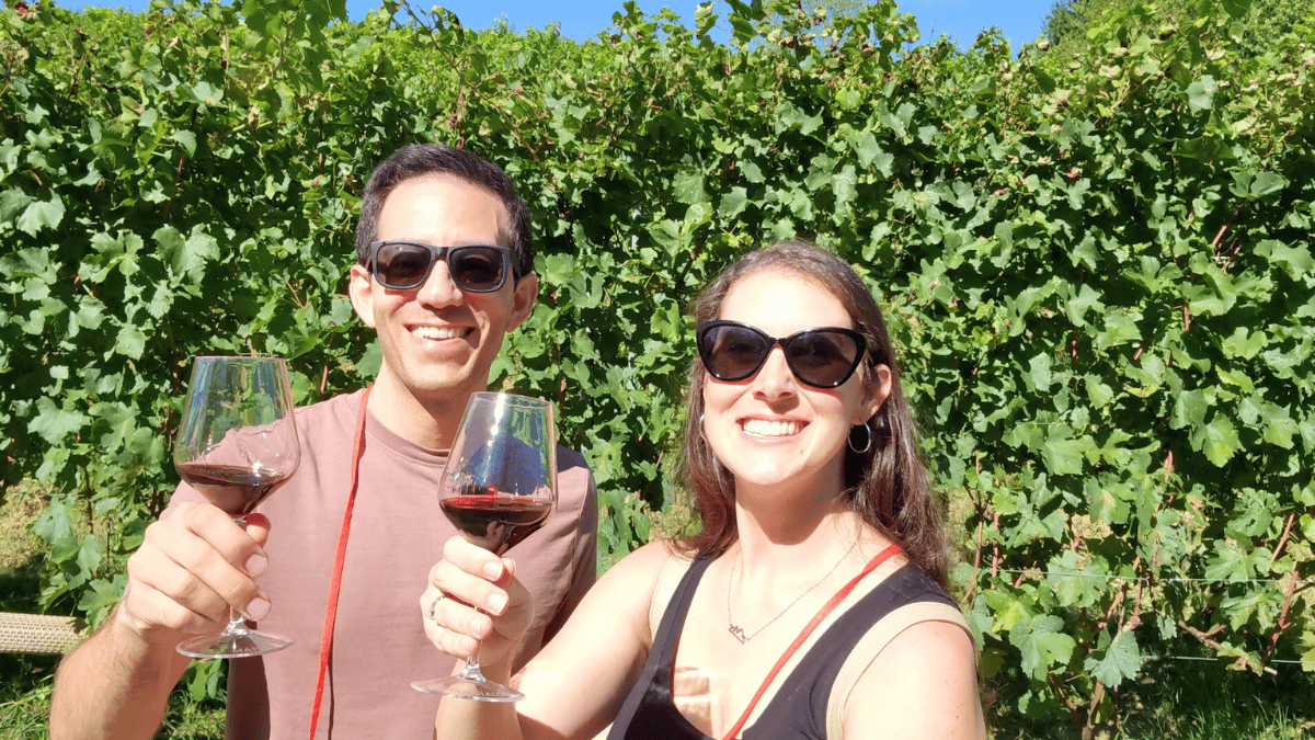 sam and chris in the vineyard, mangialonga in italy